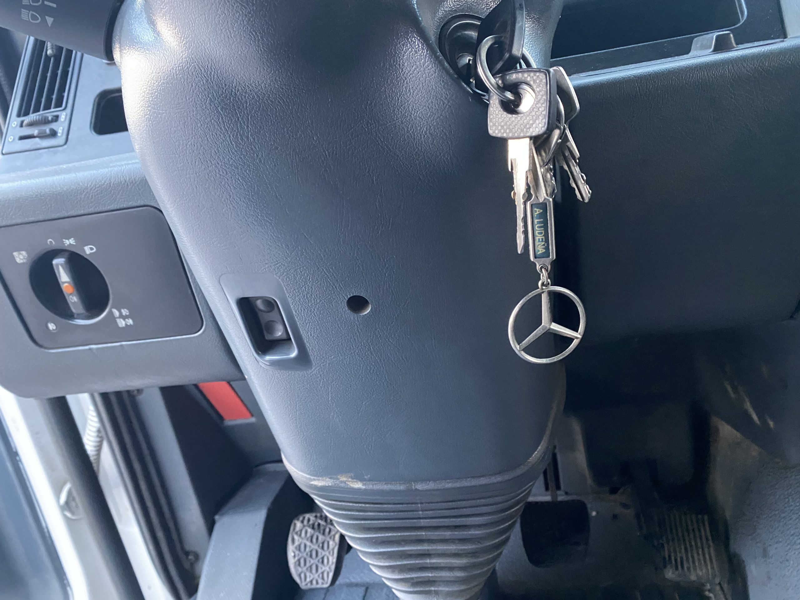 Camión Mercedes 2535L Porta maquinaria